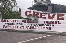 Caminhoneiros interditam trechos de 27 rodovias estaduais e federais no Paraná