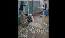 Meninas torturam adolescente e acabam detidas. Veja vídeo das agressões