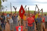 Famílias assinam termo que prevê assentamento no interior do Paraná