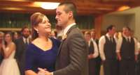 Dança surpresa de mãe e filho em casamento vira hit na web. Assista