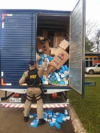 Laranjeiras - Policiais Rodoviários Federais apreenderam caminhão furtado em Blumenau carregado de cigarros, duas pessoas foram presas