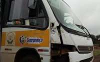 Laranjeiras - Ônibus da APAE derruba poste no Cine Teatro Iguassu