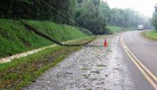 Rio Bonito - Queda de barreira interdita meia pista da BR158