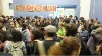 Em protesto, estudantes fecham prédio da Reitoria da UFPR