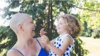 Morre mãe com câncer de mama que escreveu cartas para que a filha leia no futuro