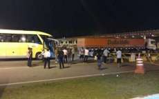 Armados com fuzis, ladrões assaltam três ônibus de turismo no PR