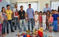 Laranjeiras - Polícia Civil e Assistência Social entregam brinquedos às crianças do PETI