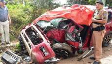 Acidente entre carro e caminhão mata uma pessoa e arranca poste