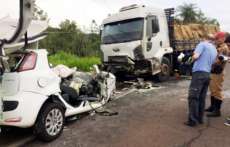 Carro e caminhão batem de frente e dois morrem
