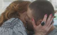 &#039;A Lei do Amor&#039;: Salete impede fuga de Gustavo e dá beijaço nele