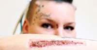 Jovem traída corta tatuagem com nome de namorado e envia pedaço da pele para ele por meio dos correios