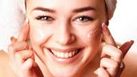 Cuidar da pele diariamente retarda o aparecimento de rugas. Confira!