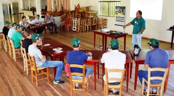 Três Barras - Agricultores participam de Curso de Bovinocultura de Leite: Manejo e Ordenha