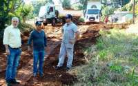 Guaraniaçu - Prefeito acompanha trabalho de melhoria na rua de acesso ao Cemitério do Mato Queimado
