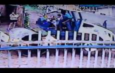 Criança é flagrada dirigindo trator da prefeitura; veja o vídeo