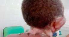 Tia joga água fervente em sobrinho de oito anos