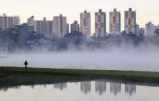 Temperaturas começam a cair a partir de terça, e mínima chega a 4ºC em Curitiba