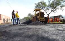 Cantagalo - Prefeito acompanhou início da obra do asfalto na Vila Caçula
