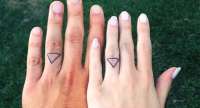 Casais deixam a tradicional aliança para trás e adotam tatuagens iguais