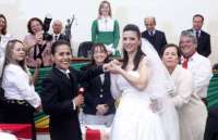 Com presença de ministra, lésbicas selam união em casamento coletivo que seria dentro de CTG no RS