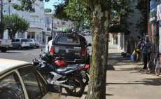 Laranjeiras - Policia Civil aprende vários materiais explosivos em livraria. Veja a reportagem.