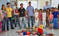 Laranjeiras - Polícia Civil e Assistência Social entregam brinquedos às crianças do PETI
