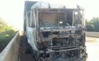 Bandidos incendeiam caminhões para explodirem bancos no Paraná
