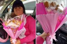 Desempregada, mulher faz sucesso vendendo buquê de coxinhas
