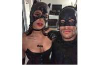 Neymar e Bruna Marquezine postam foto fantasiados de Batman e Mulher-Gato