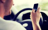 Usar celular enquanto dirige aumenta a possibilidade de ocorrer um acidente em até 400%