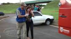 Em Cascavel homem bate no carro da esposa e a agride