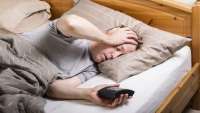 Dormir no calor pode ter os mesmos efeitos da ressaca