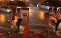 Mulher leva tombo e é arrastada por enxurrada em frente a restaurante de luxo. Veja o vídeo!