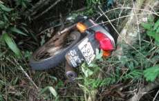 Laranjeiras - Moto levada de casal é encontrada em matagal pela PM
