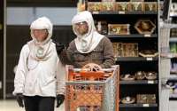 Com doença rara, irmãos franceses só podem sair de casa com trajes espaciais