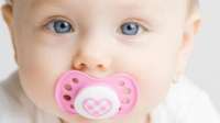 Pesquisa aponta que limpar chupeta com a boca protege os filhos contra doenças