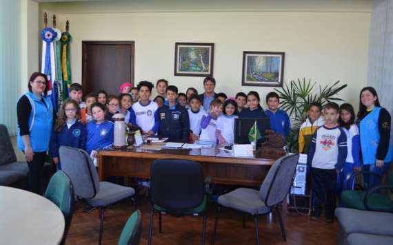 Pinhão - Prefeito recebe visita dos alunos do 4º ano “A” da Escola Municipal Professora Eroni Santos Ferreira