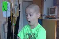 Menino de 7 anos, pula de alegria ao saber que teve alta de hospital - Veja o vídeo