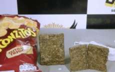 Jovem é flagrado com maconha escondida em pacote de salgadinho