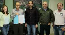 Candói - Prefeito e empresário assinam escritura do terreno da indústria AG Teixeira Agrícola