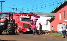 Candói - Caminhão desgovernado atinge uma funerária no Bairro Votorões