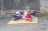 Cão dormindo entre casal morador de rua comove