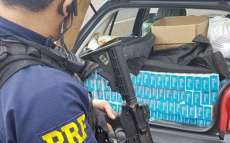 PRF apreende carro com cigarros contrabandeados na BR 277