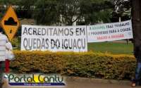 Quedas - Praça Alzires Giraldi lotou em manifesto contra invasão na Araupel