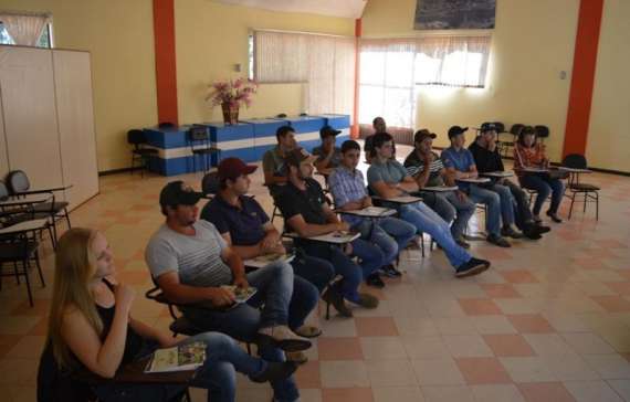 Porto Barreiro - Produtores participam de curso sobre manejo de gado leiteiro