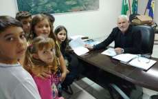 Guaraniaçu - Alunos visitam prefeito em seu gabinete