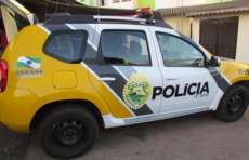 Rapaz ameaça cortar o pescoço da mãe com faca