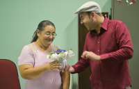 Pinhão - Prefeito Dirceu de Oliveira entrega flores no dia da mulher