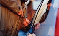 Laranjeiras - Ladrões arrombam carro e furtam bolsa no centro