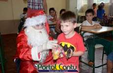 Catanduvas - Ação entre amigos - Papai Noel visita Escola Dilma e Tiradentes - 11.12.14